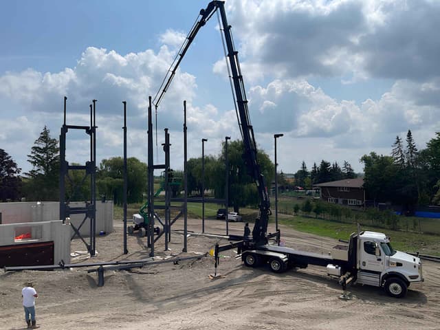 Heavy-Duty Crane Truck (used)